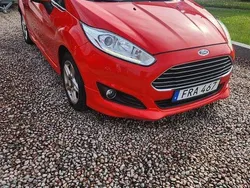 Röd Begagnad 2015 Ford Fiesta Titanium Halvkombi | 62 000 kr (Dyr)