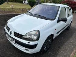 Vit Begagnad 2003 Renault Clio II Expression Halvkombi | 25 500 kr (Marknadspris)
