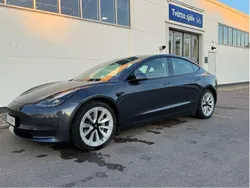 Grå Begagnad 2021 Tesla Model 3 Long Range Sedan | 299 900 kr (Marknadspris)
