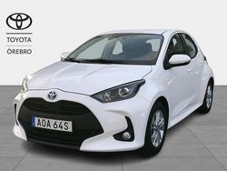 Vit Begagnad 2023 Toyota Yaris Hybrid Active Halvkombi | 242 900 kr (Marknadspris)