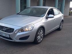 Ljusgrå (grå) Begagnad 2013 Volvo S60 Kinetic Sedan | 88 900 kr (Bra pris)