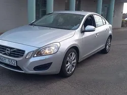 Ljusgrå (grå) Begagnad 2013 Volvo S60 Kinetic Sedan | 88 900 kr (Bra pris)