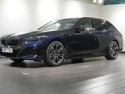 Svart Begagnad 2024 BMW 530e M Sport Kombi | 649 800 kr (Marknadspris)