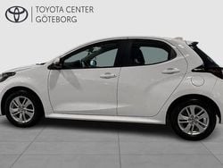 Vit Begagnad 2022 Toyota Yaris Hybrid Active Halvkombi | 199 900 kr (Marknadspris)