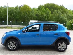 Ljusblå (blue d´azurite metallic) Begagnad 2017 Dacia Sandero Stepway Halvkombi | 89 800 kr (Marknadspris)