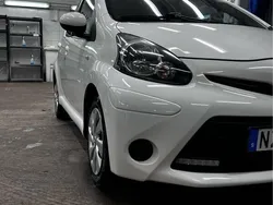Vit Begagnad 2013 Toyota Aygo Halvkombi | 44 500 kr (Marknadspris)