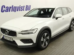 Vit Begagnad 2020 Volvo V60 CC Momentum Kombi | 295 000 kr (Marknadspris)