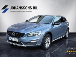 Ljusblå (blå) Begagnad 2016 Volvo V60 CC Summum Kombi | 139 900 kr (Marknadspris)