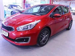 Röd Begagnad 2016 Kia Ceed Halvkombi | 99 000 kr (Marknadspris)