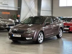 Mörkbrun (brun) Begagnad 2013 Skoda Octavia Elegance Halvkombi | 79 900 kr (Marknadspris)