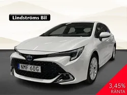 Vit Begagnad 2024 Toyota Corolla Hybrid Style Halvkombi | 345 000 kr (Lite dyr)