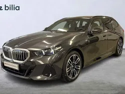 Grå Begagnad 2024 BMW 530e M Sport Kombi | 679 900 kr (Marknadspris)