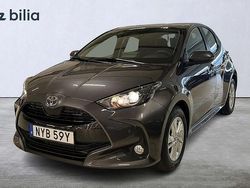 Grå Ny 2025 Toyota Yaris Hybrid Active Halvkombi | 259 900 kr (Marknadspris)