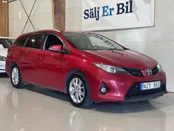 Mörkröd (röd) Begagnad 2013 Toyota Auris Touring Sports Executive Kombi | 119 800 kr (Lite dyr)