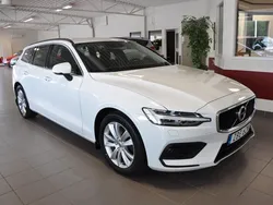 Vit Begagnad 2022 Volvo V60 Momentum Kombi | 309 500 kr (Marknadspris)
