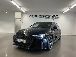 Svart (mytsvart metallic) Ny 2025 Audi RS3 Sportback Sport Halvkombi | 859 900 kr (Marknadspris)