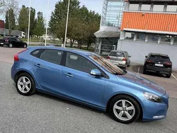 Blå Begagnad 2015 Volvo V40 Kinetic Kombi | 120 000 kr (Marknadspris)