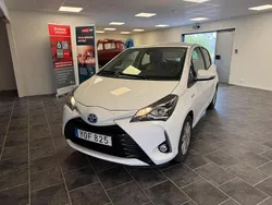 Vit Begagnad 2018 Toyota Yaris Hybrid Active Halvkombi | 149 700 kr (Superpris)