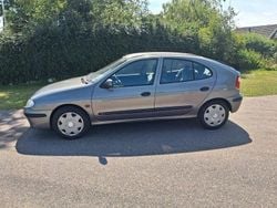 Grå Begagnad 2002 Renault Mégane II Authentique Halvkombi | 13 500 kr (Marknadspris)