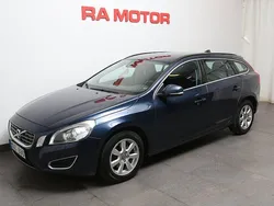 Blå Begagnad 2013 Volvo V60 Momentum Kombi | 119 800 kr (Marknadspris)