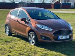 Brun Begagnad 2013 Ford Fiesta Titanium Halvkombi | 66 000 kr (Marknadspris)