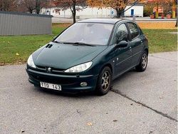 Grön Begagnad 2003 Peugeot 206 Halvkombi | 16 900 kr (Marknadspris)