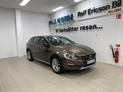 Brun Begagnad 2017 Volvo V60 CC Summum Kombi | 189 500 kr (Marknadspris)