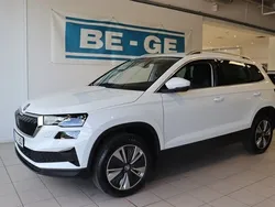 Vit Begagnad 2023 Skoda Karoq Style SUV | 329 900 kr (Marknadspris)