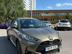 Grön Begagnad 2022 Toyota Yaris Hybrid Active Halvkombi | 225 000 kr (Marknadspris)