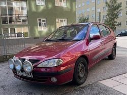 Röd Begagnad 2002 Renault Mégane II Authentique Halvkombi | 15 900 kr (Marknadspris)