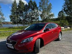 Röd Begagnad 2016 Volvo V40 Momentum Kombi | 119 000 kr (Marknadspris)