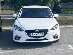 Vit Begagnad 2015 Mazda 3 Inclusive Halvkombi | 115 000 kr (Marknadspris)