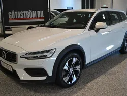 Vit Begagnad 2019 Volvo V60 CC Momentum Kombi | 259 000 kr (Lite dyr)