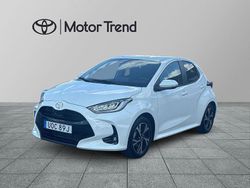 Vit Ny 2025 Toyota Yaris Hybrid Active Halvkombi | 279 000 kr (Marknadspris)