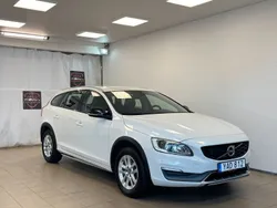 Vit Begagnad 2016 Volvo V60 CC Momentum Kombi | 199 900 kr (Superpris)