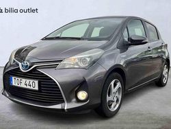 Grå Begagnad 2016 Toyota Yaris Hybrid Halvkombi | 119 900 kr (Marknadspris)