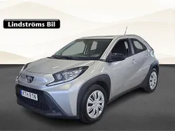 Silver Begagnad 2022 Toyota Aygo Play Halvkombi | 159 900 kr (Marknadspris)