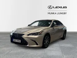 Silver (ice ecru metallic) Begagnad 2023 Lexus ES300H Limited Edition Sedan | 399 900 kr (Bra pris)