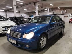 Blå Begagnad 2005 Mercedes C180 Sedan | 34 900 kr (Marknadspris)