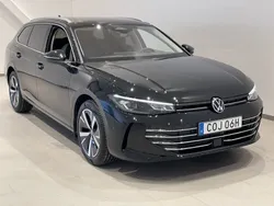 Svart (grenadilla black metallic) Ny 2025 VW Passat Business Kombi | 465 900 kr (Marknadspris)