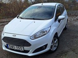 Vit Begagnad 2015 Ford Fiesta Halvkombi | 110 000 kr (Marknadspris)