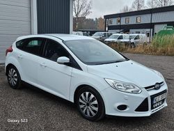 Vit Begagnad 2014 Ford Focus Trend Halvkombi | 79 000 kr (Marknadspris)