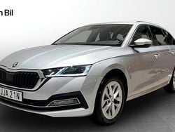 Brilliant silver metallic Begagnad 2023 Skoda Octavia Style Kombi | 314 900 kr (Marknadspris)