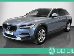 Ljusblå (blåmetallic) Begagnad 2018 Volvo V90 CC Momentum Kombi | 318 700 kr (Marknadspris)