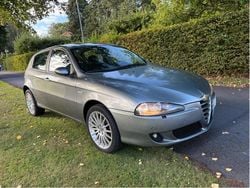 Grå Begagnad 2005 Alfa Romeo 147 Distinctive Halvkombi | 22 900 kr