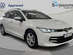Vit Begagnad 2024 VW Golf VIII Life Kombi | 299 000 kr (Marknadspris)