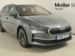 Grå (graphite grey metallic) Ny 2025 Skoda Octavia Selection Kombi | 357 800 kr (Marknadspris)