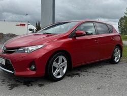 Röd Begagnad 2014 Toyota Auris Edition Halvkombi | 93 000 kr (Bra pris)