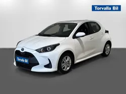 Vit Begagnad 2023 Toyota Yaris Hybrid Active Halvkombi | 244 900 kr (Marknadspris)