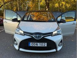 Vit Begagnad 2016 Toyota Yaris Hybrid Active Halvkombi | 89 000 kr (Lite dyr)